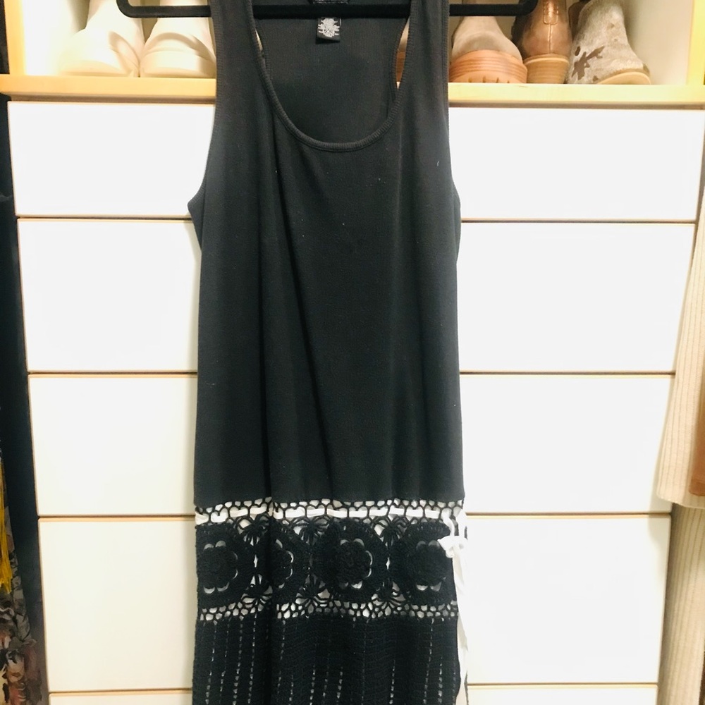 Elegant Black and White Sleeveless Dress